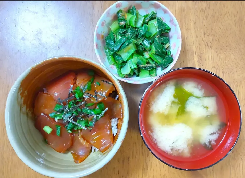 2022 0417　鮪の漬け丼　小松菜のおひたし　豆腐とわかめのお味噌汁|いもこ。さん