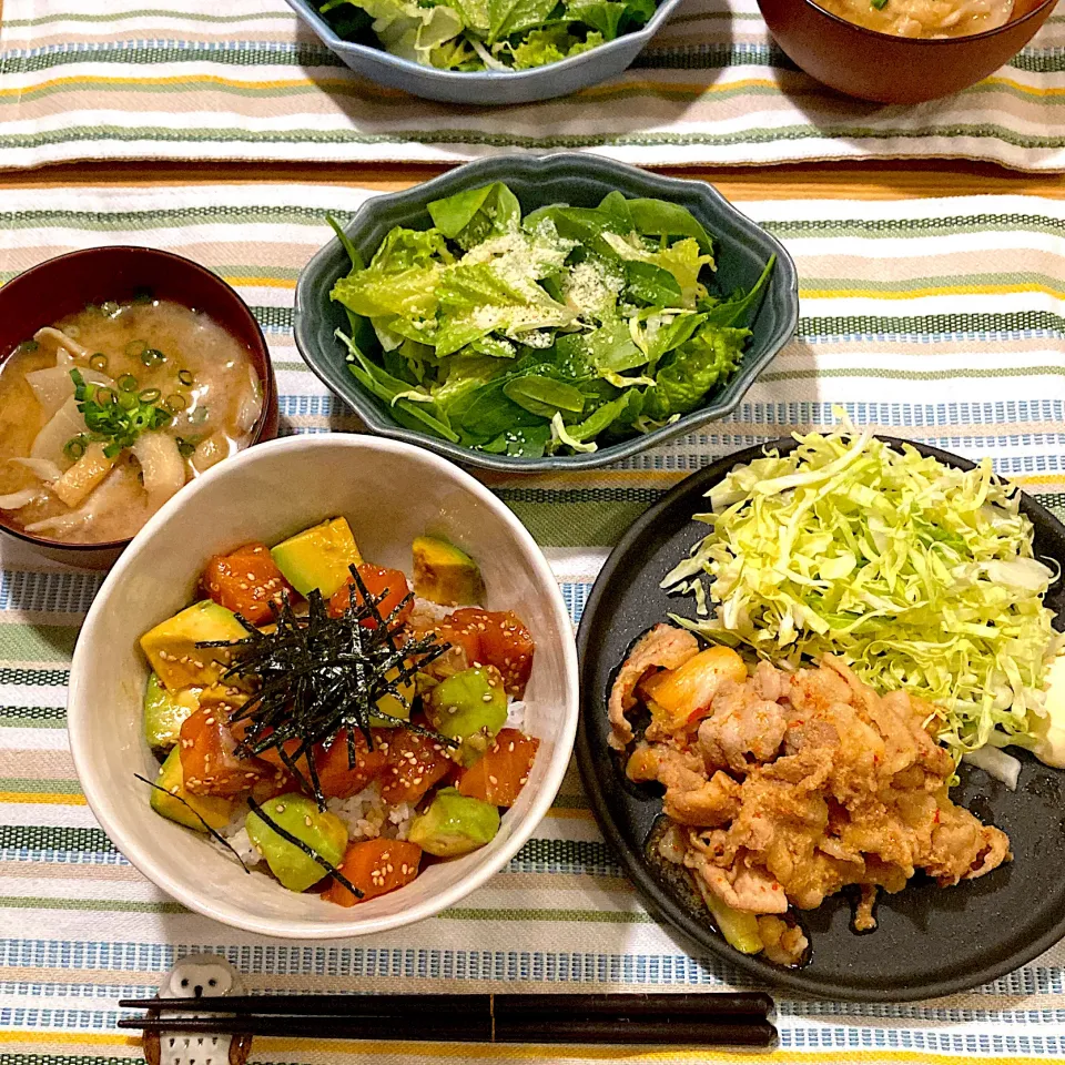 Snapdishの料理写真:ポキ丼、豚ロースの辛味噌焼き、グリーンサラダ、味噌汁(舞茸、大根、薄揚げ)|ツインうさぎさん