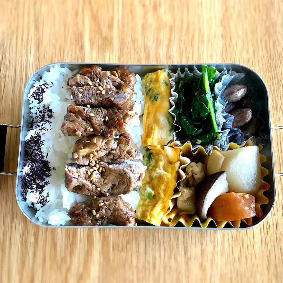 Snapdishの料理写真:サラ弁　　　　　　　　　　　　　　　　　　牛ヒレ肉のタレ焼き　葱入り卵焼き　ほうれん草お浸し　煮物　うずら豆甘煮|じゅんさんさん