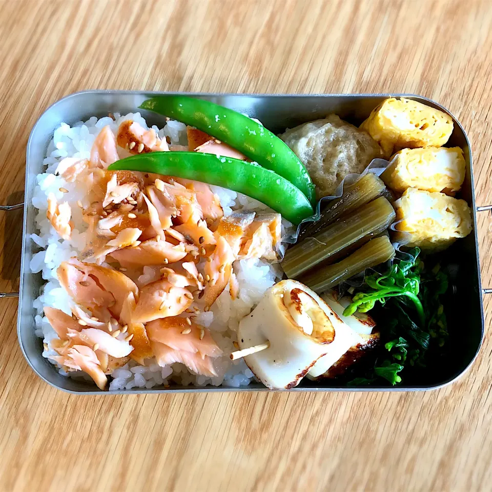 サラ弁　　　　　　　　　　　　　　　　　　焼き鮭　蕗の佃煮　菜花の胡麻和え　卵焼き　竹輪のぐるぐる焼き|じゅんさんさん