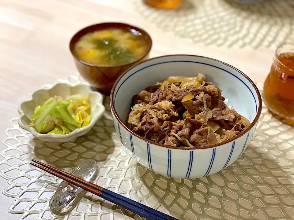 新玉ねぎの牛丼／キャベツとツナの無限ナムル|ひろさんとゆりさんさん