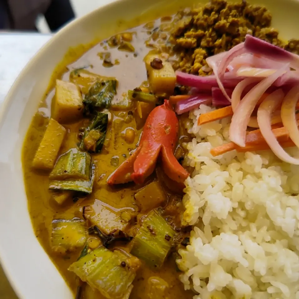 新じゃがとチンゲン菜のミックスダルカレーwithタコさんウインナー🐙|ふじわらたくやさん