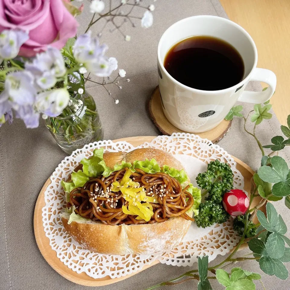 Snapdishの料理写真:4/19❤︎ソース焼きそばサンド🌱✨

〈サンド具材〉
・ハイジの白パン
・ソース焼きそば
・フリルレタス.刻みたくわん|Makinsさん