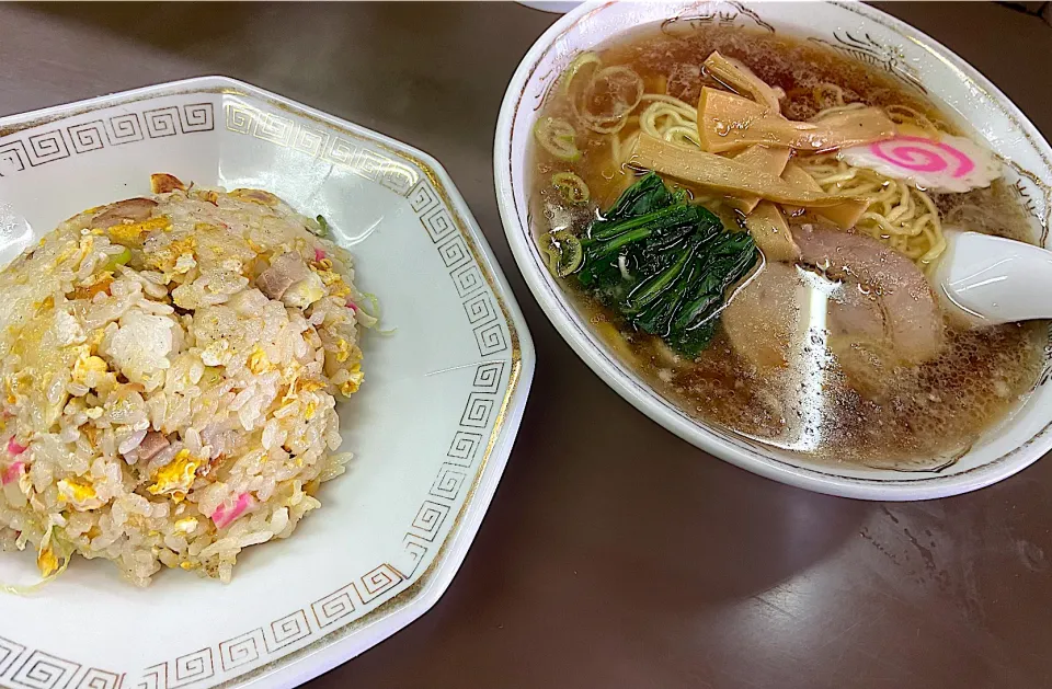 Snapdishの料理写真:#町中華　半チャンラーメン|須佐 浩幸さん