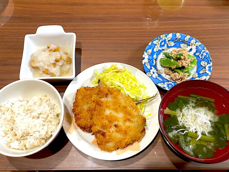 鯵フライ　ほうれん草としらすの味噌汁　スナップエンドウのツナごま和え　おろしなめこ|おさむん17さん