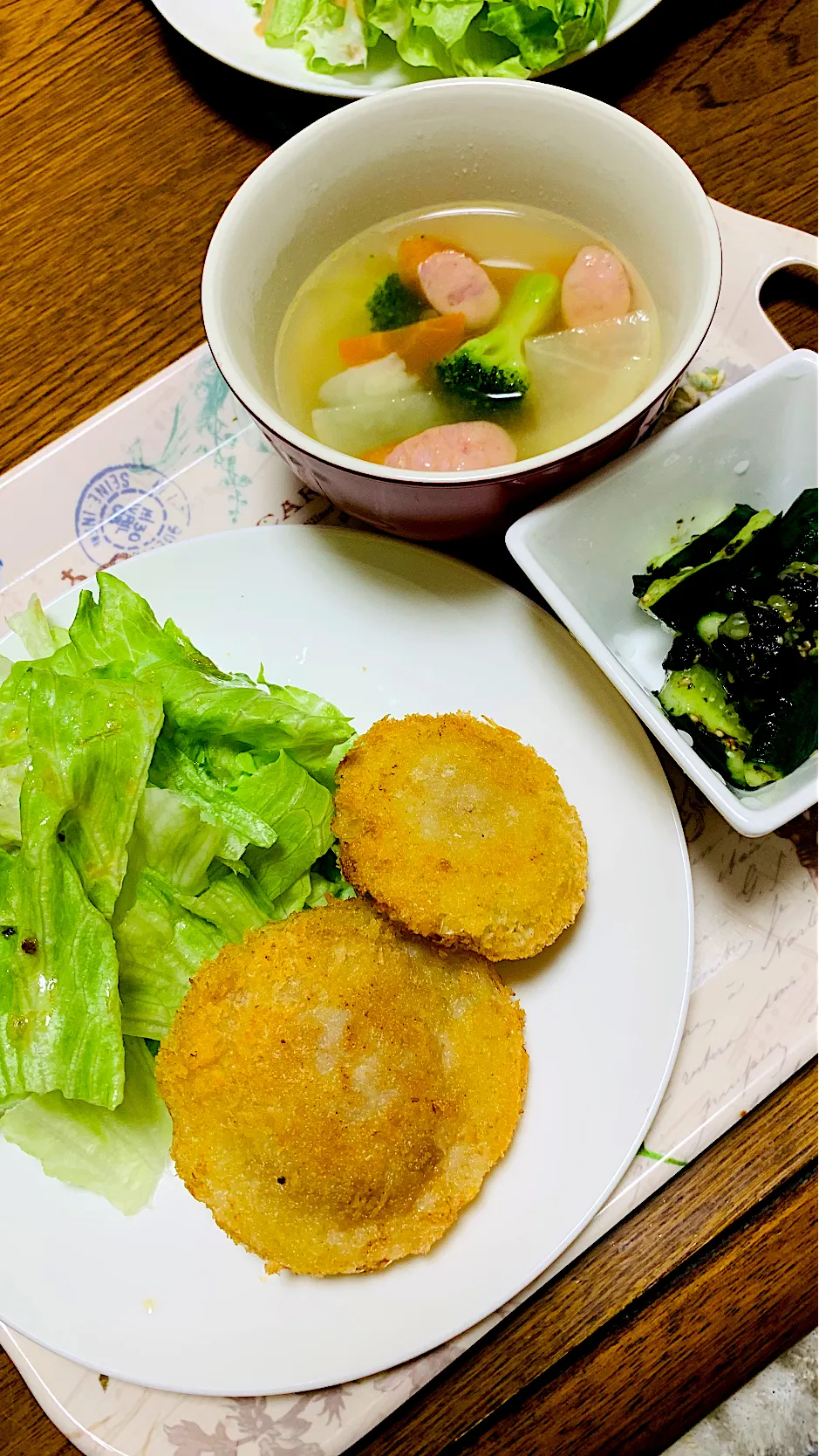 Snapdishの料理写真:新玉ねぎの肉詰めフライ、野菜たっぷりコンソメスープ、胡瓜の梅こぶ茶海苔和え|ちはるさん