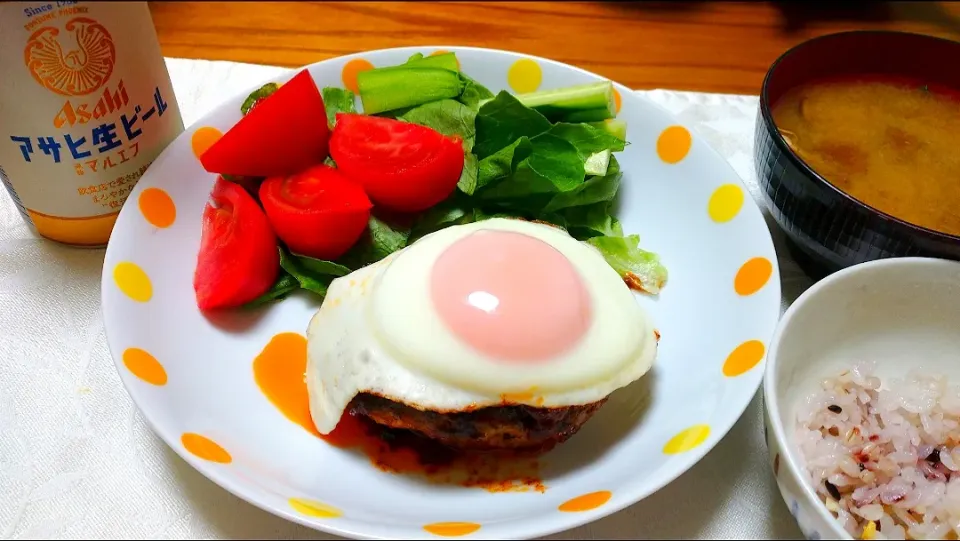 Snapdishの料理写真:4/19の夕食🌃🍴
今夜は夫のお誕生日🎂
ハンバーグ を作りました|卯月さん