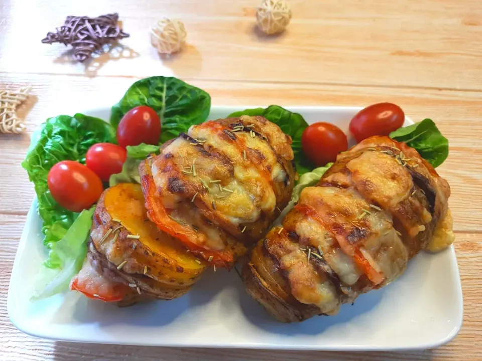 Snapdishの料理写真:Hasselback potatoes|vivena🌱さん