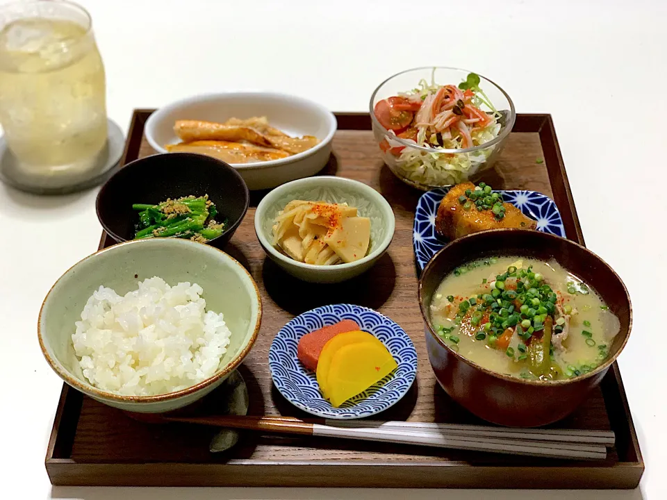 Snapdishの料理写真:ばんごはん。豚汁、肉巻き厚揚げ、筍煮物、ほうれん草胡麻和え、サラダ、鮭ハラミ焼き。|yukiさん