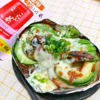 Snapdishの料理写真:プチ贅沢つまみ✨( ¯ ꒳¯*)🥑🍻

パラパラ乗せて焼くだけ🙌🏻
アボカドの梅チーズバゲット🥖|manmalさん