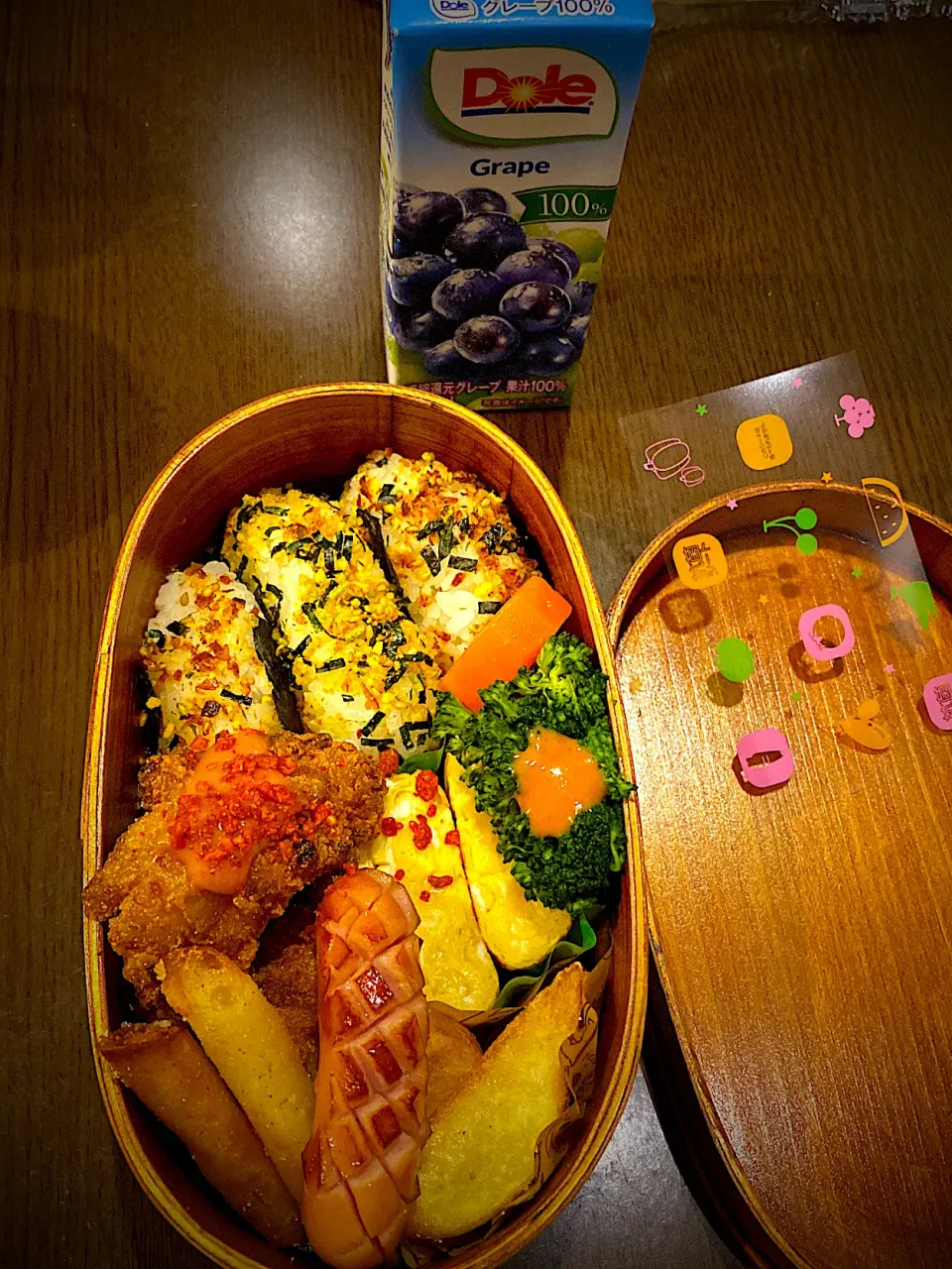 Snapdishの料理写真:お弁当🍱　おむすび　鮭、海苔玉ふりかけ　焼き海苔　干し海老の出し巻き卵　蒸しブロッコリー　オーロラ辛ソース　人参グラッセ　ソーセージソテー　フライドチキン　クリスピーチキンシーズニング　チーズ春巻き　フライドポテト　グレープジュース　ほうじ茶|ch＊K*∀o(^^*)♪さん