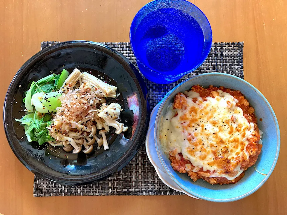 大豆のミンチでミートソースドリア(ニップン　ハート　スティック小麦粉と豆乳チーズ使用)、青梗菜とキノコの温サラダ😋|さくたえさん