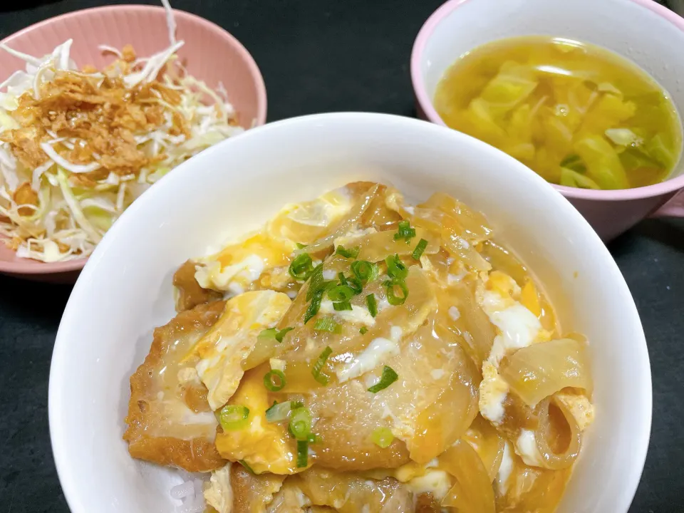 油麩丼　キャベツと玉ねぎのコンソメスープ　サラダ|ミホさん