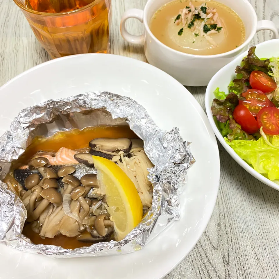 鮭のホイル焼きと新玉ねぎ丸ごとスープ|まみっこさん