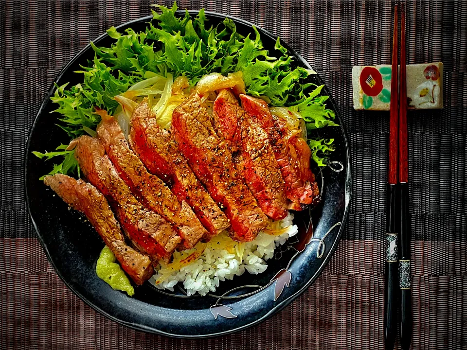 Snapdishの料理写真:『和風ステーキ丼』✨✨✨本日のテレワークランチ❣こいつはバカうまだよ。😋|イチロッタさん