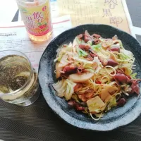 Snapdishの料理写真:⌈飲む黒酢アセロラのサワー🥂/　ほたるイカと春キャベツ٠筍のペペロンチーノ⌋|*ママちゃん*さん