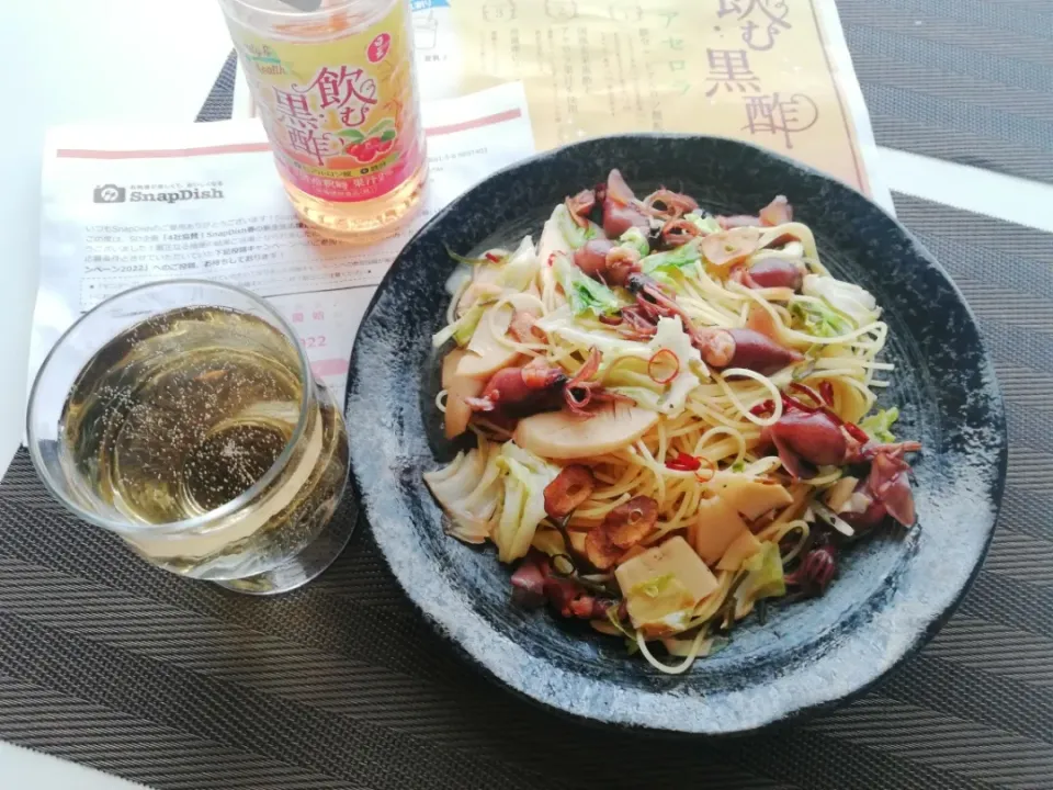 Snapdishの料理写真:⌈飲む黒酢アセロラのサワー🥂/　ほたるイカと春キャベツ٠筍のペペロンチーノ⌋|*ママちゃん*さん