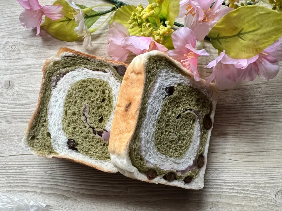 Snapdishの料理写真:抹茶とさくら🌸餡のぐるぐるパン🍞|kiyomi sakuraiさん