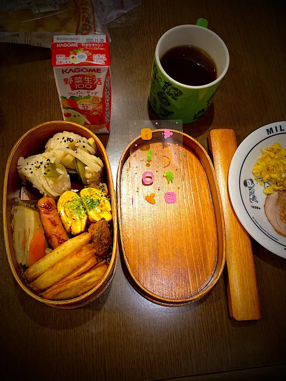 Snapdishの料理写真:お弁当🍱　筍ごはんおむすび　胡麻塩　焼き海苔　干し海老の出し巻き卵　ソーセージソテー　フライドチキン　筍根菜の煮物　チーズ春巻き　フライドポテト　野菜ジュース　　ほうじ茶|ch＊K*∀o(^^*)♪さん