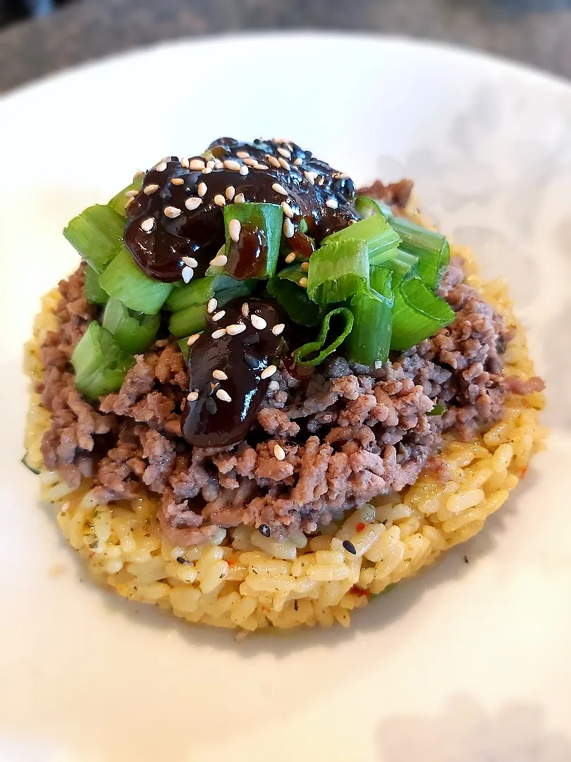 BentoFox's dish Garden vegetable long grain rice, topped with seasoned ground beef, green onions, a sweet chili miso paste and sesame seeds.|BentoFoxさん