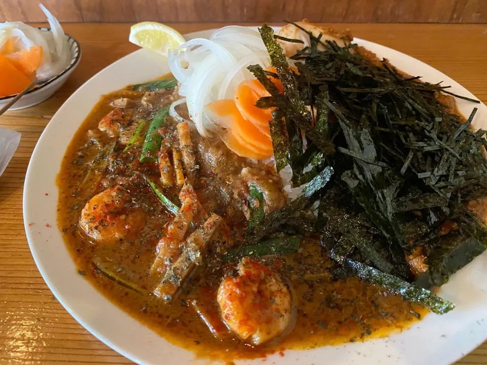 Snapdishの料理写真:本日のランチは、タイ風エビ🇹🇭🦐🍛味玉トッピング🥚ピクルスマシマシ🥒|buhizouさん