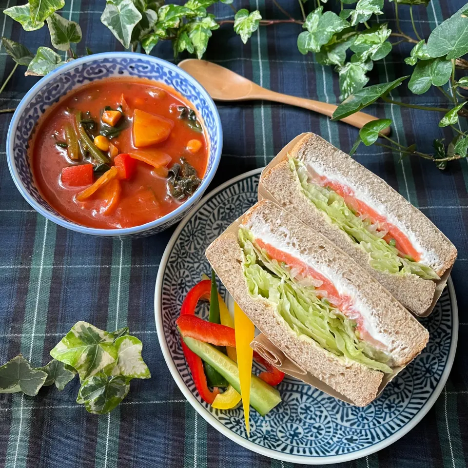 Snapdishの料理写真:🍅野菜大好き💕　レタスもりもりスモークサーモン&クリチサンドwith 濃厚トマトミネストローネ🍅|Hollyさん