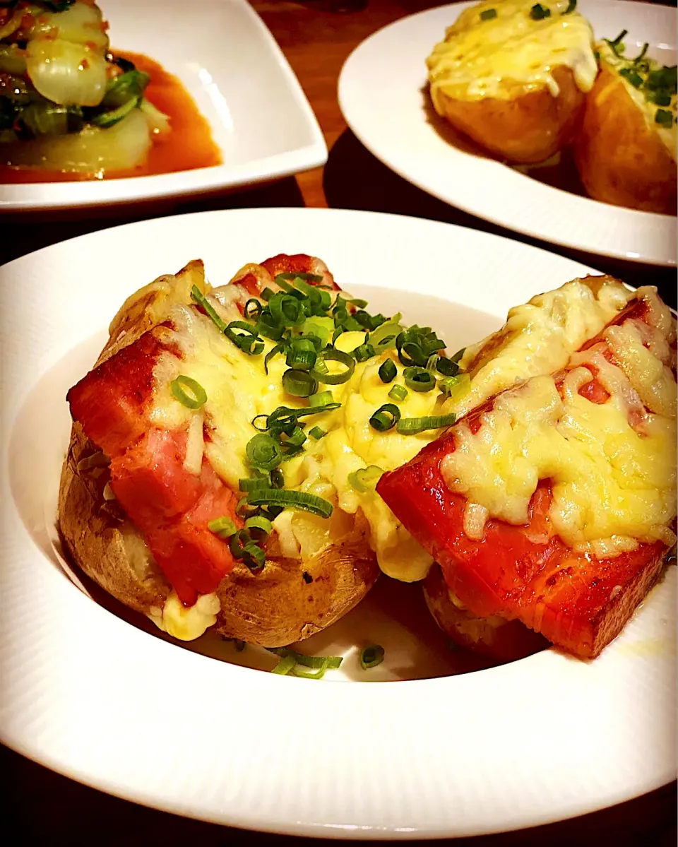 Light lunch 🥗 
Baked Potatoes with Thick Bacon & Melted Mozzarella Cheese ! With Chingesai Vegetable with Butter & Garlic Soy Sauce 
#bakedpotato #lunch #lovec|Emanuel Hayashiさん