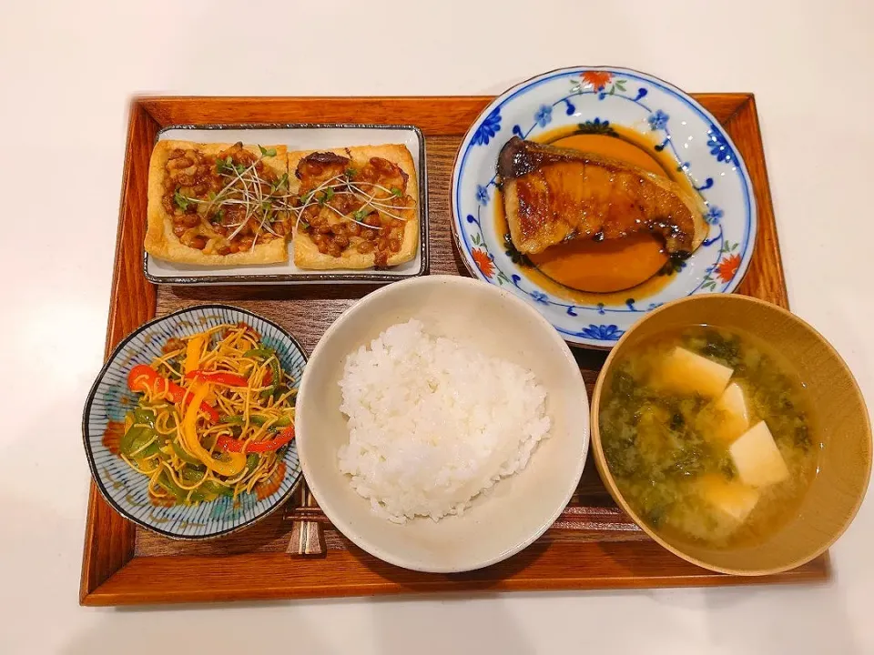 ぶりの照焼、納豆チーズの油揚げ乗せ焼き、ピーマンのパリパリサラダ、あおさの味噌汁|sorsmdさん