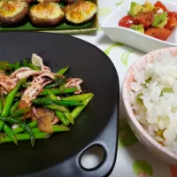 イカとアスパラガスの塩にんにく炒め

豆ご飯🍚

アボカド🥑とトマト🍅のサラダ