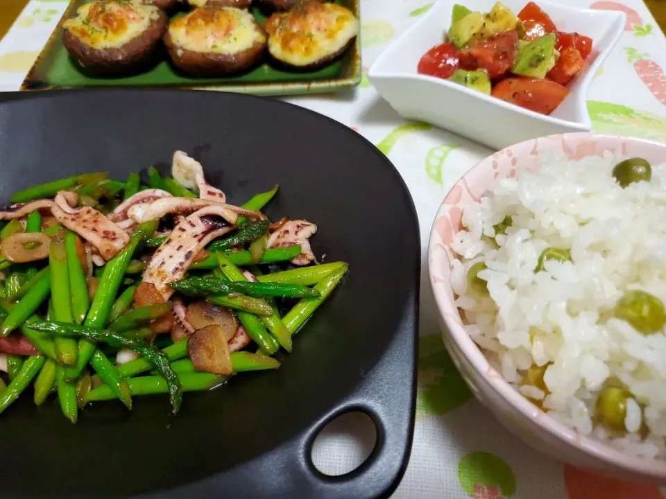 イカとアスパラガスの塩にんにく炒め

豆ご飯🍚

アボカド🥑とトマト🍅のサラダ|みよぱさん