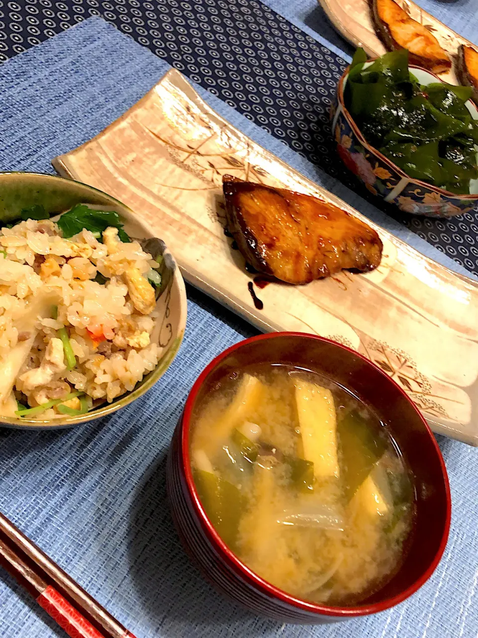 夫の親鳥の炊き込みご飯、鰤の照り焼き、お味噌汁、わかめのしゃぶしゃぶ|amiさん