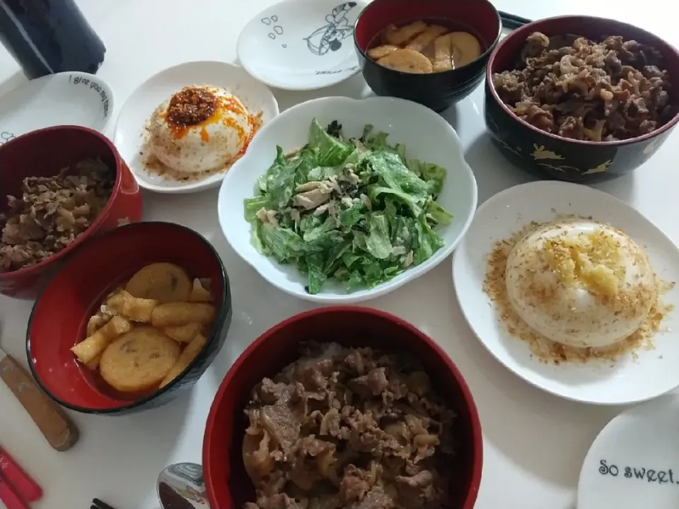 夕食(*^^*)
牛丼
レタスとツナと海苔フレークのマヨドレサラダ🥗
冷やっこ
お味噌汁(渦巻き麩、油揚げ)|プリン☆さん