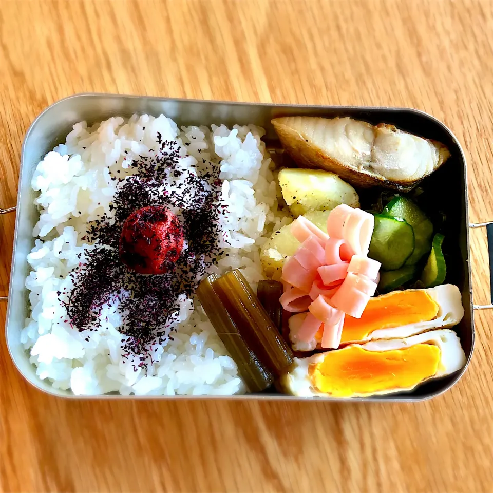 サラ弁　　　　　　　　　　　　　　　　　焼き鯖　目玉焼き　胡瓜酢物　粉吹き芋　蕗の佃煮|じゅんさんさん