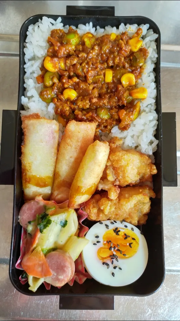 Snapdishの料理写真:旦那弁当　2022/4/22

ドライカレー
ハムチーズ春巻き
鶏の竜田揚げ
ゆでたまご
ペンネのクリーム煮|ユキヨメ♪さん