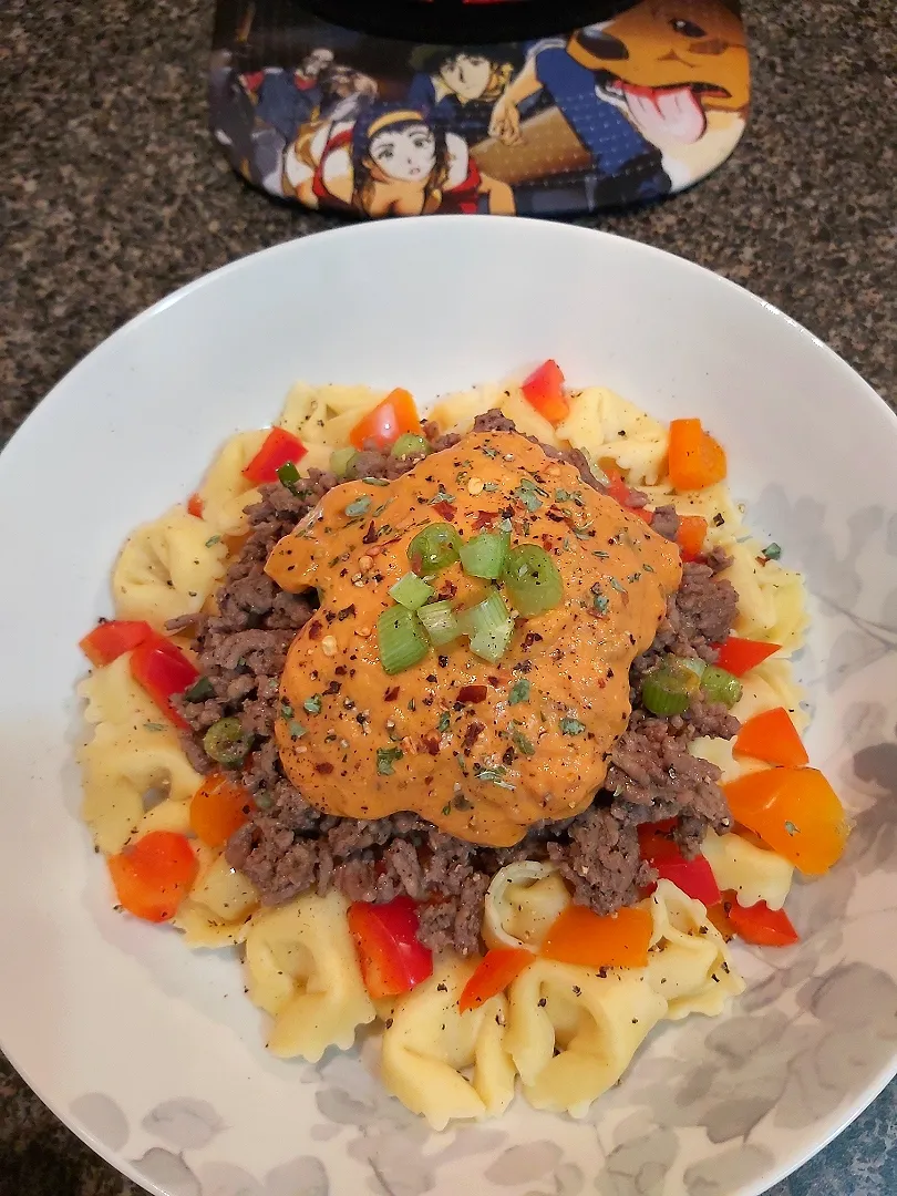 BentoFox's dish Fresh ricotta, romano & parmesan cheeses wrapped inside tortellini egg pasta. topped with bell peppers, chives,  seasoned ground beef & a creamy rose pasta sauc|BentoFoxさん