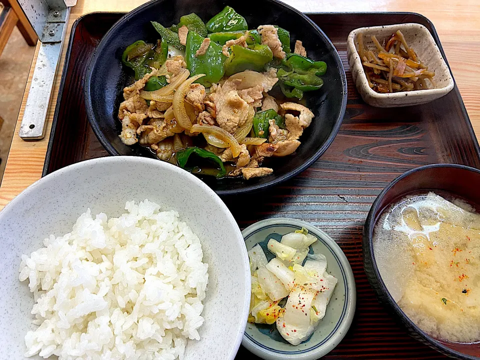 人気の定食屋さんで肉ピーマン炒め定食|須佐 浩幸さん