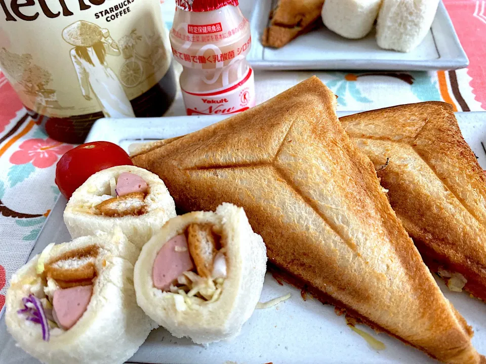 ホットサンド＆残ったパン耳で魚肉ソーセージのロールサンド|こずりんさん