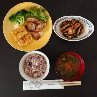 Snapdishの料理写真:鶏肉のソテー   だし巻き玉子  切り昆布の煮物  五穀米  お味噌汁|ガララさん