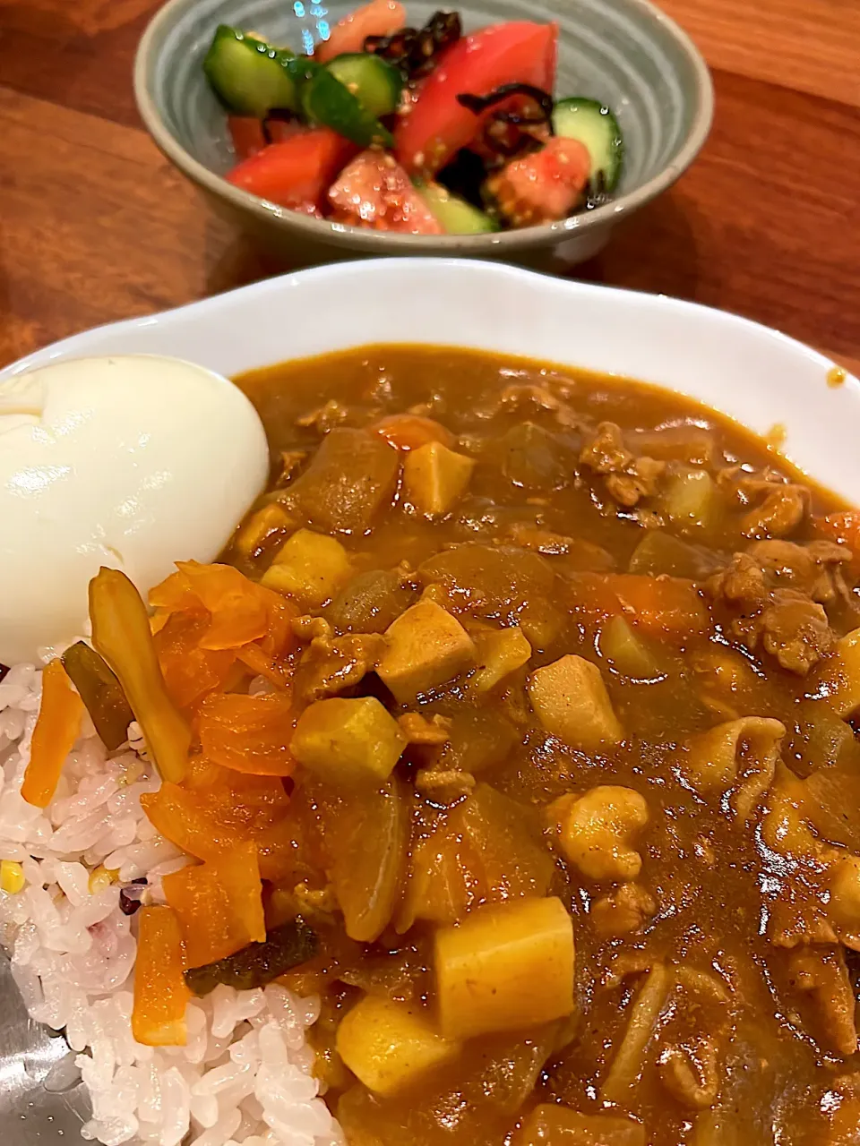 ポークカレー　きゅうりとトマトの塩昆布和え|とゆあさん