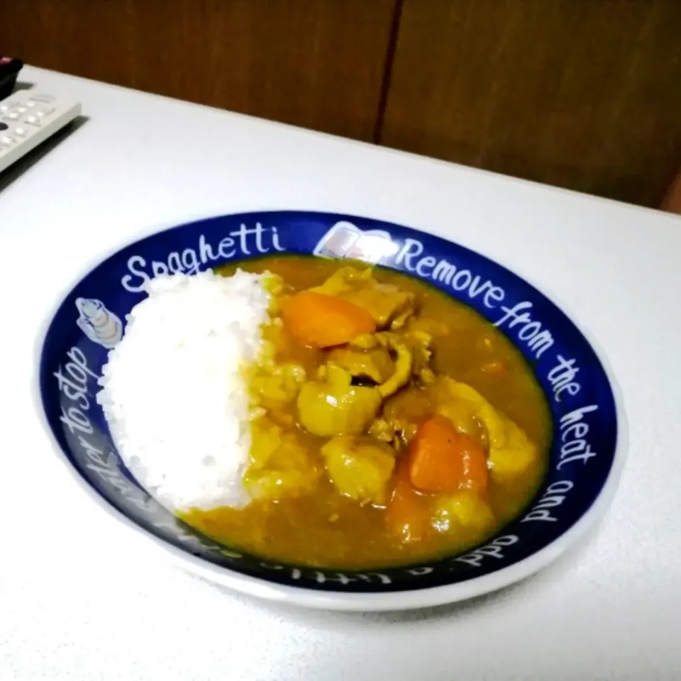 スパイスチキンカレー　自家製。

小6息子にスパイスをいろいろ教えてるので最近我が家でカレーが多い。
なお、クミンが苦手なので「すき家」のカレー嫌い。セブンの金のカレーも。|ariyo4200さん