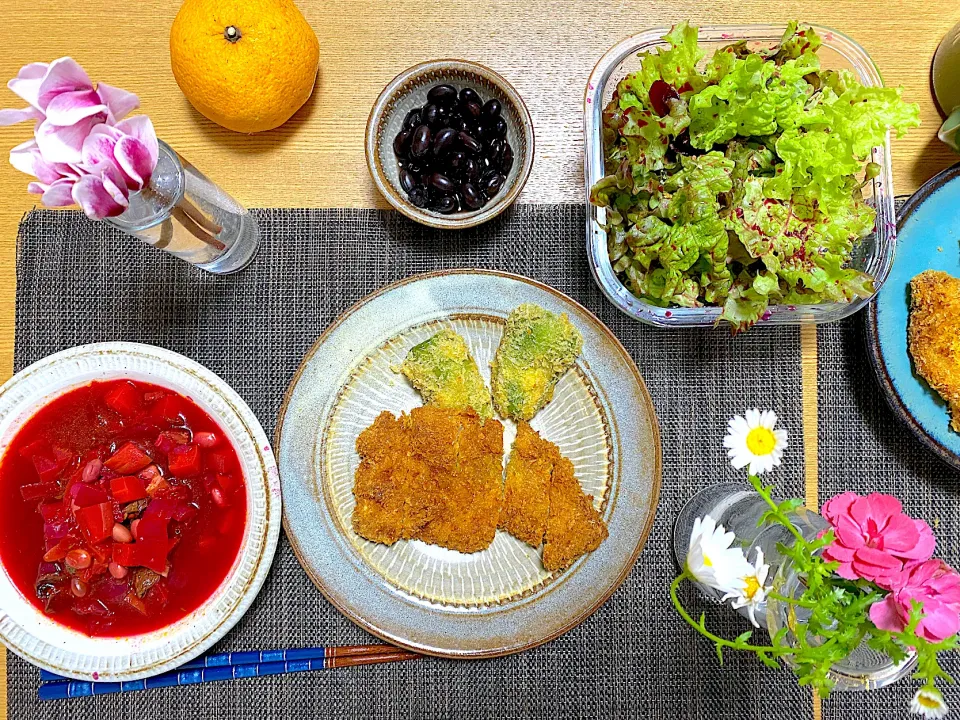 とんかつとピーマンフライ🫑、自家栽培ビーツでミネストローネ🍅、黒豆、サニーレタスとビーツのサラダ🥬|1614さん