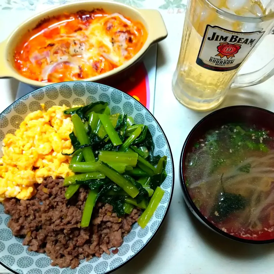 Snapdishの料理写真:三色丼、もやしスープ、豆腐のピザ風グラタン|うたかた。さん