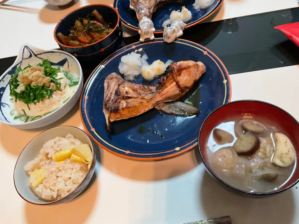 休麺日　　鰤カマ、きんぴら、寄せ豆腐、お味噌汁で晩御飯|Takeshi  Nagakiさん