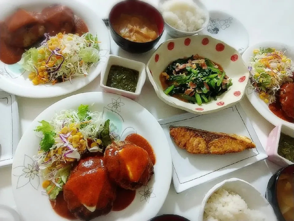 Snapdishの料理写真:夕食(*^^*)
チーズインハンバーグ&サラダ🥗
カレー風味のぶりステーキ
小松菜とベーコンのにんにく炒め
めかぶ
お味噌汁(キャベツ、油揚げ)|プリン☆さん