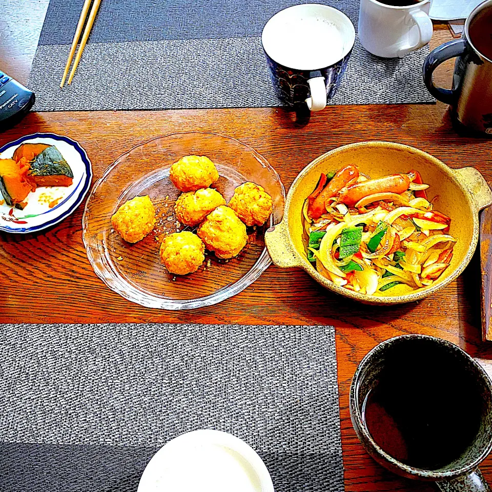 冷凍の塩唐揚げ、ソーセージと野菜の炒めもの、南瓜煮物常備菜、漬物|yakinasuさん