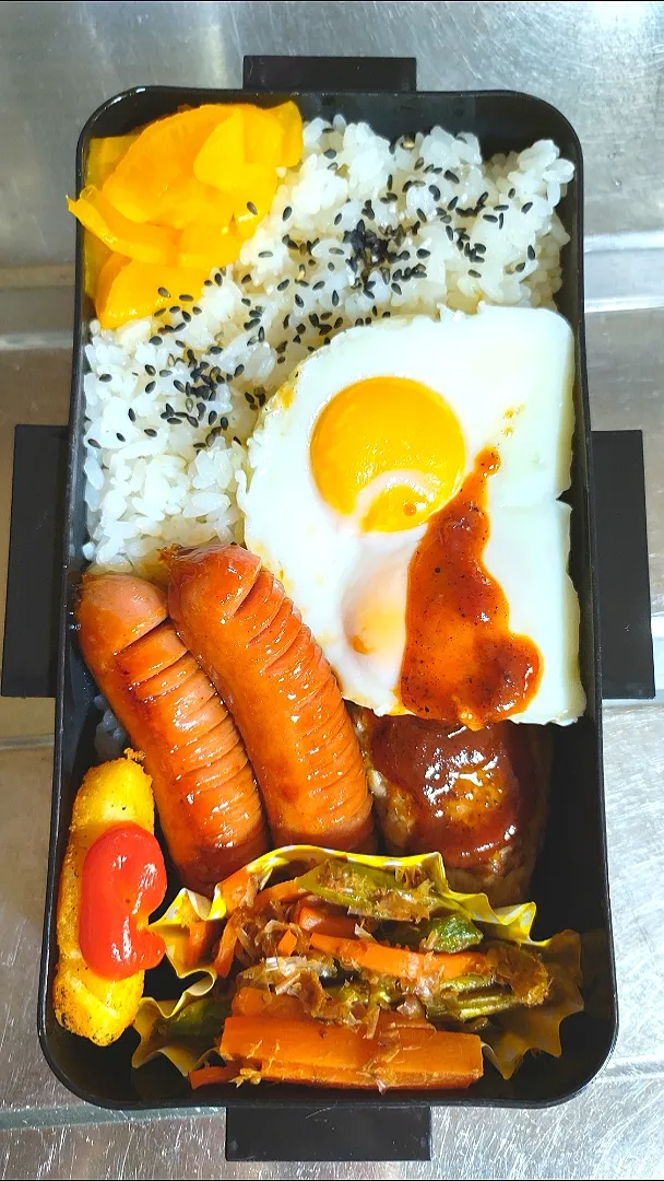 旦那弁当　2022/4/23

デミハンバーグ
目玉焼き
ウインナー
ポテトフライ
アスパラとニンジンのおかかあえ|ユキヨメ♪さん