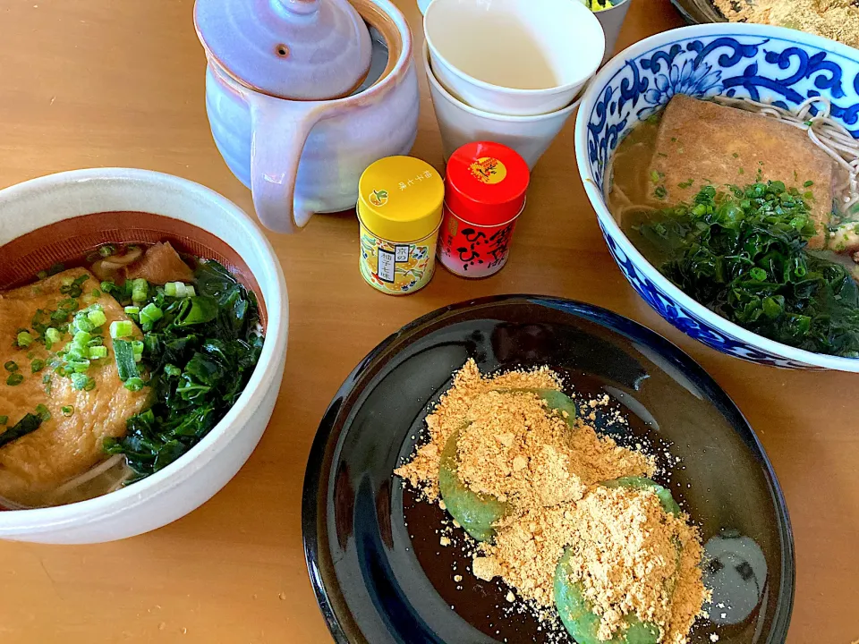 Snapdishの料理写真:きつね&ワカメ蕎麦♡ヨモギきな粉餅♡蕎麦湯|さくたえさん