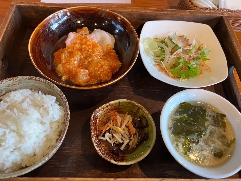 Snapdishの料理写真:今日のランチ🍚は、エビのチリソース煮🍤|yokoさん