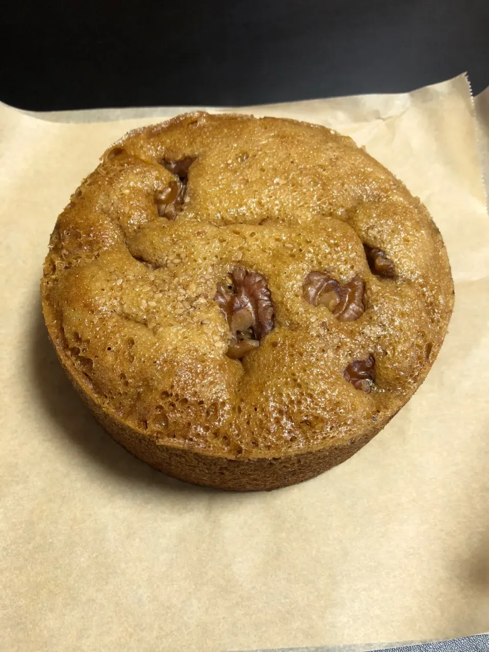 明日のおやつに！がんづき作りました。黒糖蒸しパン。たくさん胡麻と胡桃を入れたけど黒胡麻がなくて白胡麻にしたら見えなくなっちゃった\(//∇//)\|マカロンさん