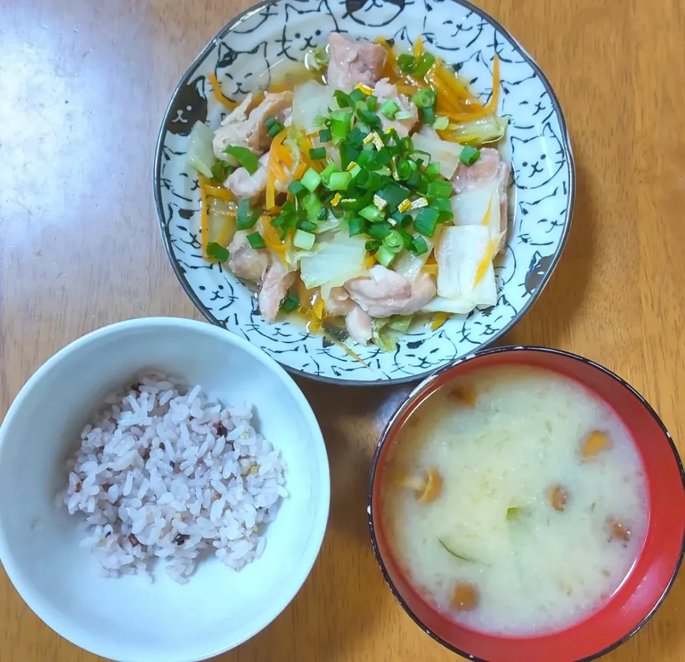 Snapdishの料理写真:2022 0419　鶏もも肉と白菜のレンジ煮　なめことわかめのお味噌汁|いもこ。さん